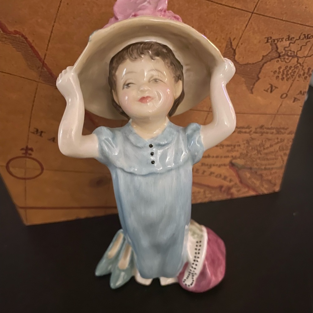 Sweet Royal Doulton HN2225 “Make Believe” figurine. - Picture 1 of 9